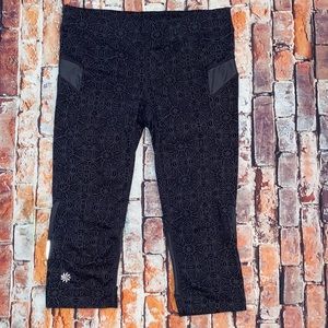 Athlete Women’s Size Xs  Gray Geometric Calf Length Leggings with Back Pocket.